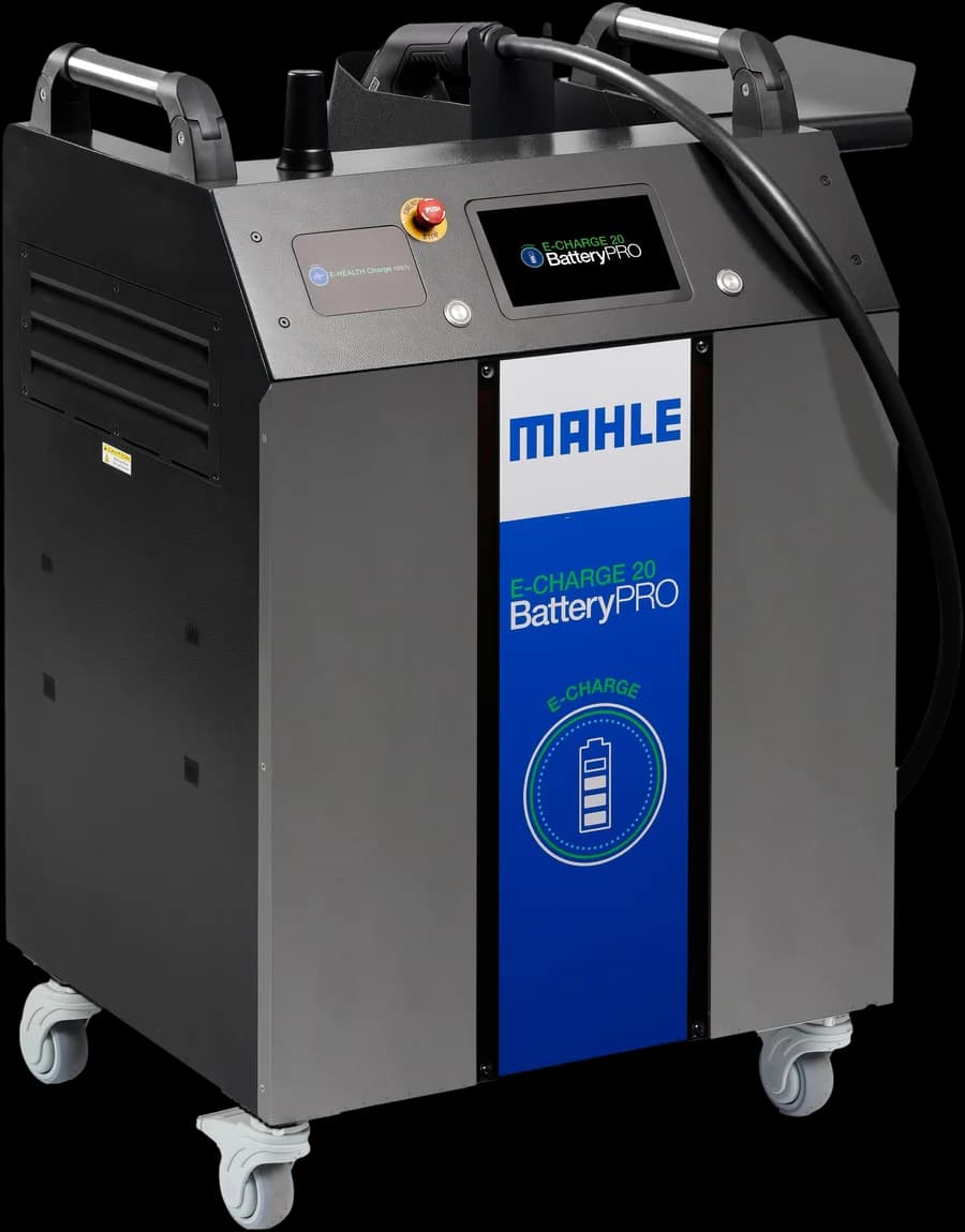 MAHLE E-CHARGE 20 BatteryPRO ölçüm cihazı: üzerinde dokunmatik ekran, acil durdurma düğmesi ve şarj kablosu.